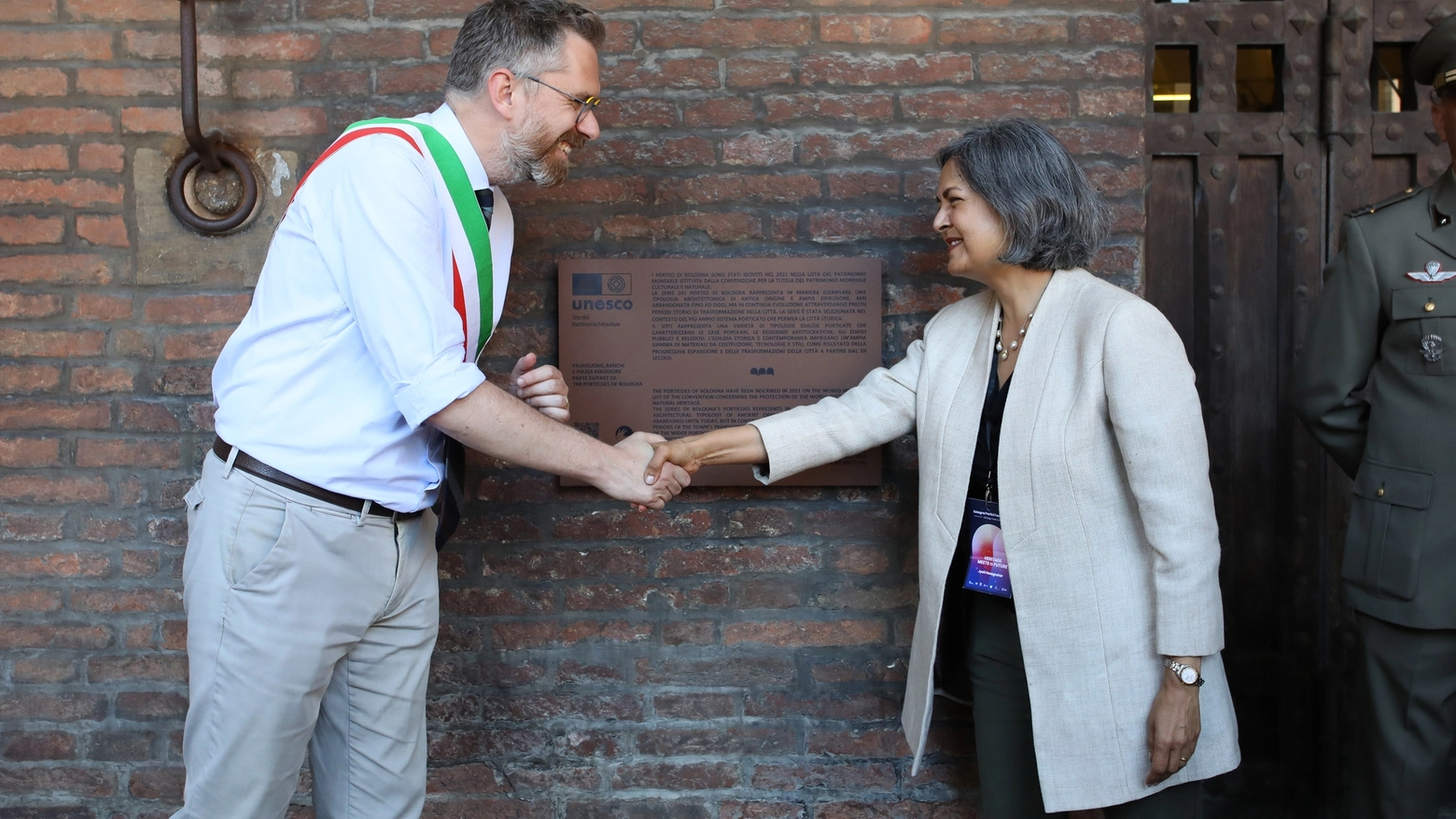 Svelamento della prima targa Unesco per i Portici patrimonio dell'umanità: il sindaco Lepore e Hosagrahar, vicedirettrice del Centro del Patrimonio Mondiale dell'Unesco