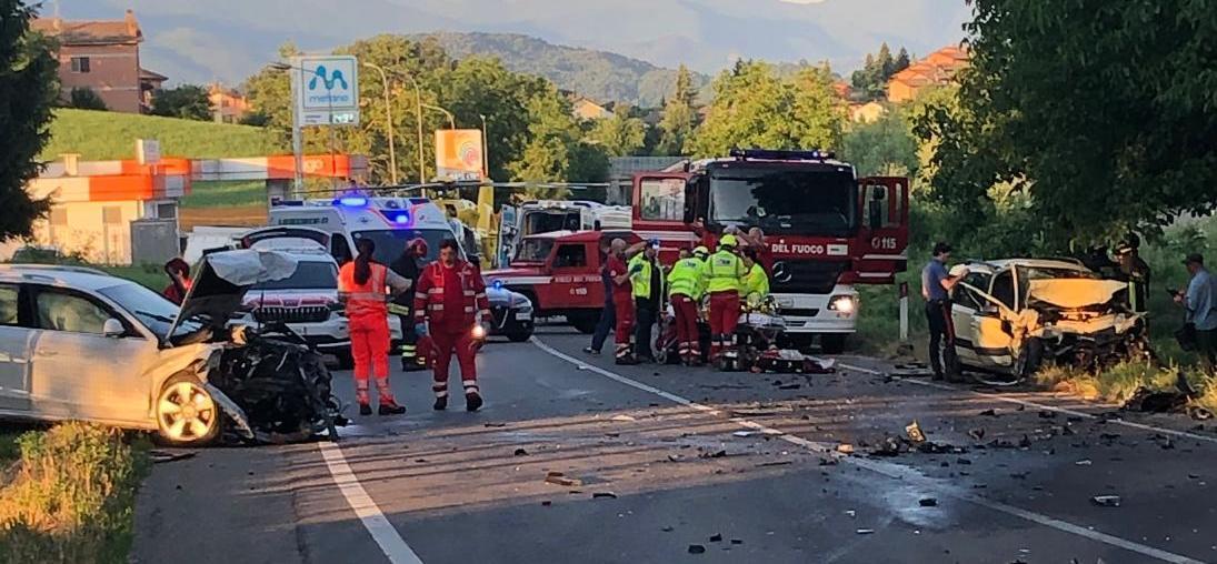 Scontro frontale sulla 63. Grave un ventiseienne, a Parma in elicottero Scontro frontale sulla 63. Grave un ventiseienne, a Parma in elicottero