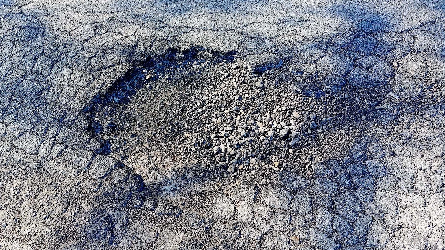 Voragini  sull’asfalto,  danni alle auto