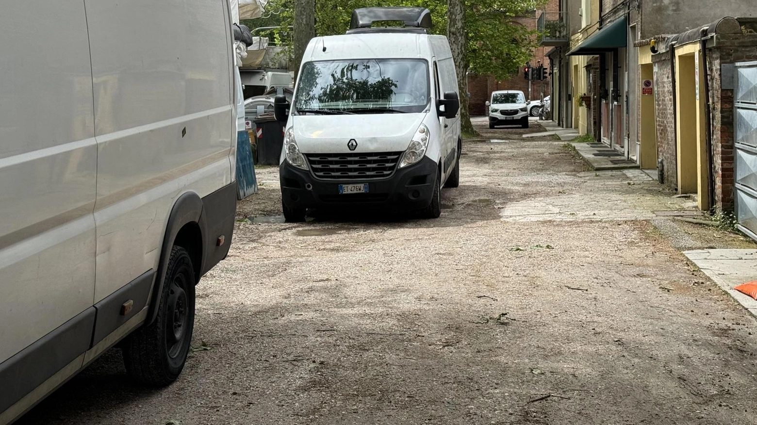 "Viale Alfonso d’Este, furgoni parcheggiati violando l’ordinanza"