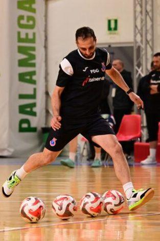 Italservice Pesaro da Ilrestodelcarlino.it Italservice Pesaro calcio a 5 Paolo Del Grosso guida la squadra in serie A