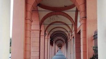 Napoleone istituì il cimitero comunale nella Certosa di Bologna nel 1801. I cittadini costruirono il portico per renderlo più accessibile, nonostante la mancanza di trasporti pubblici.