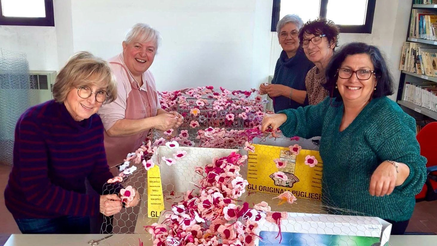 Le volontarie al lavoro per realizzare i fiori all’uncinetto per l’8 marzo