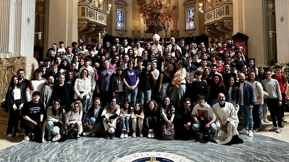 Giovanissimi di Azione Cattolica a Fermo vivono una domenica intensa con pellegrinaggio, messa in Cattedrale e pranzo fraterno, testimoniando fede attiva e desiderio di trasformazione del mondo.
