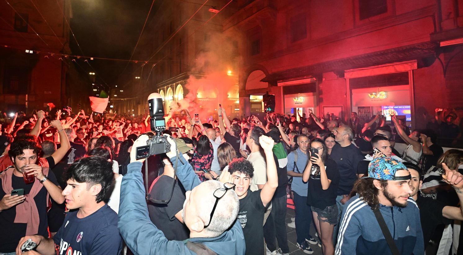 Virtus Bologna vince il 17° scudetto: festa in Piazza Nettuno per i tifosi Virtus Bologna vince il 17° scudetto: festa in Piazza Nettuno per i tifosi