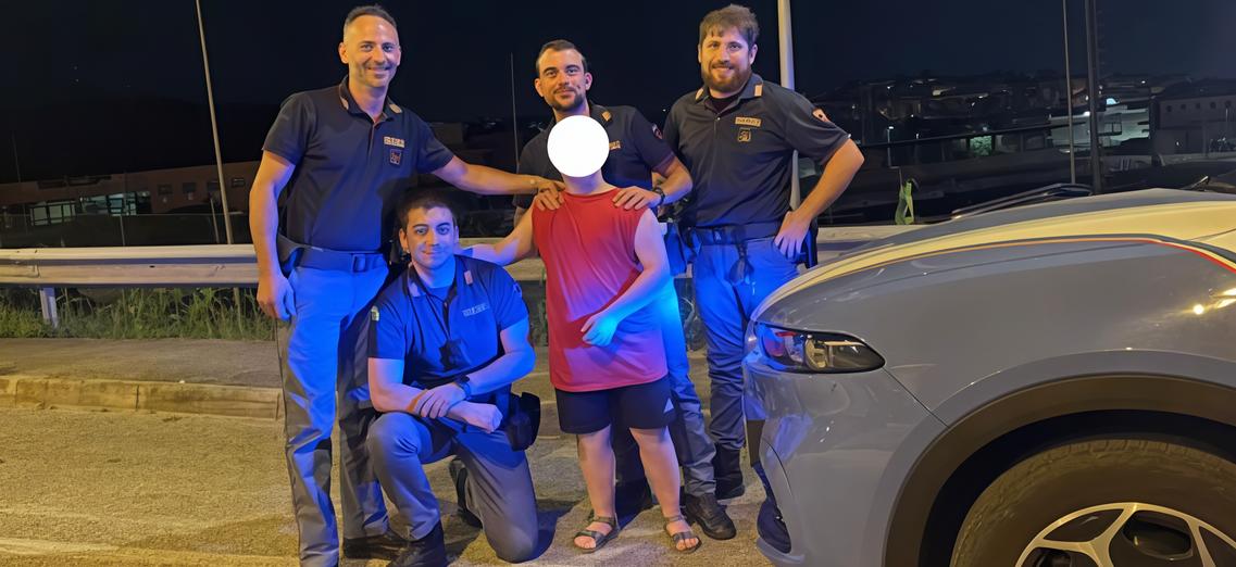 Paura per un ragazzino. Vaga di notte in strada: lo "salvano" gli agenti Paura per un ragazzino. Vaga di notte in strada: lo "salvano" gli agenti