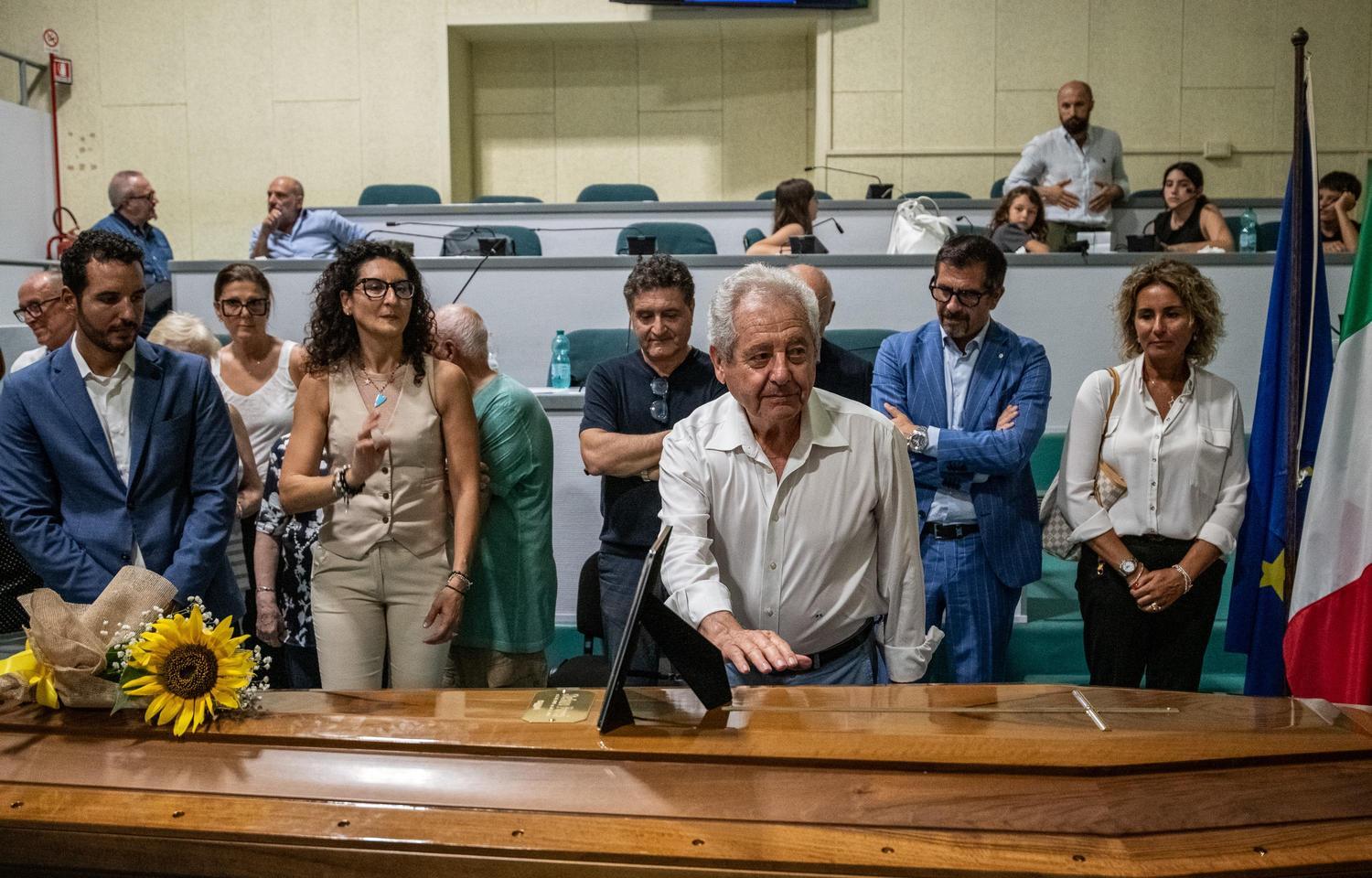 Camera ardente a Palazzo. Tra sindaci e gente comune, un pellegrinaggio infinito: "Intitolategli un pezzo del Piano" Camera ardente a Palazzo. Tra sindaci e gente comune, un pellegrinaggio infinito: "Intitolategli un pezzo del Piano"
