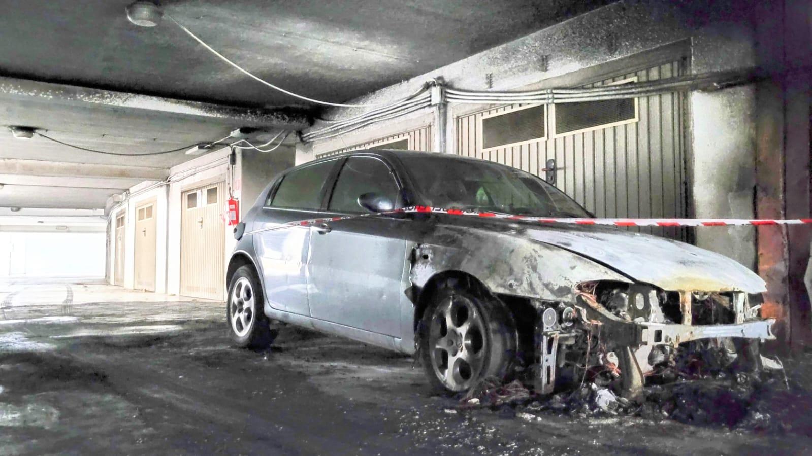 auto a fuoco nella notte fuga dal palazzo l ombra del piromane da Ilrestodelcarlino.it auto a fuoco nella notte fuga dal palazzo l ombra del piromane