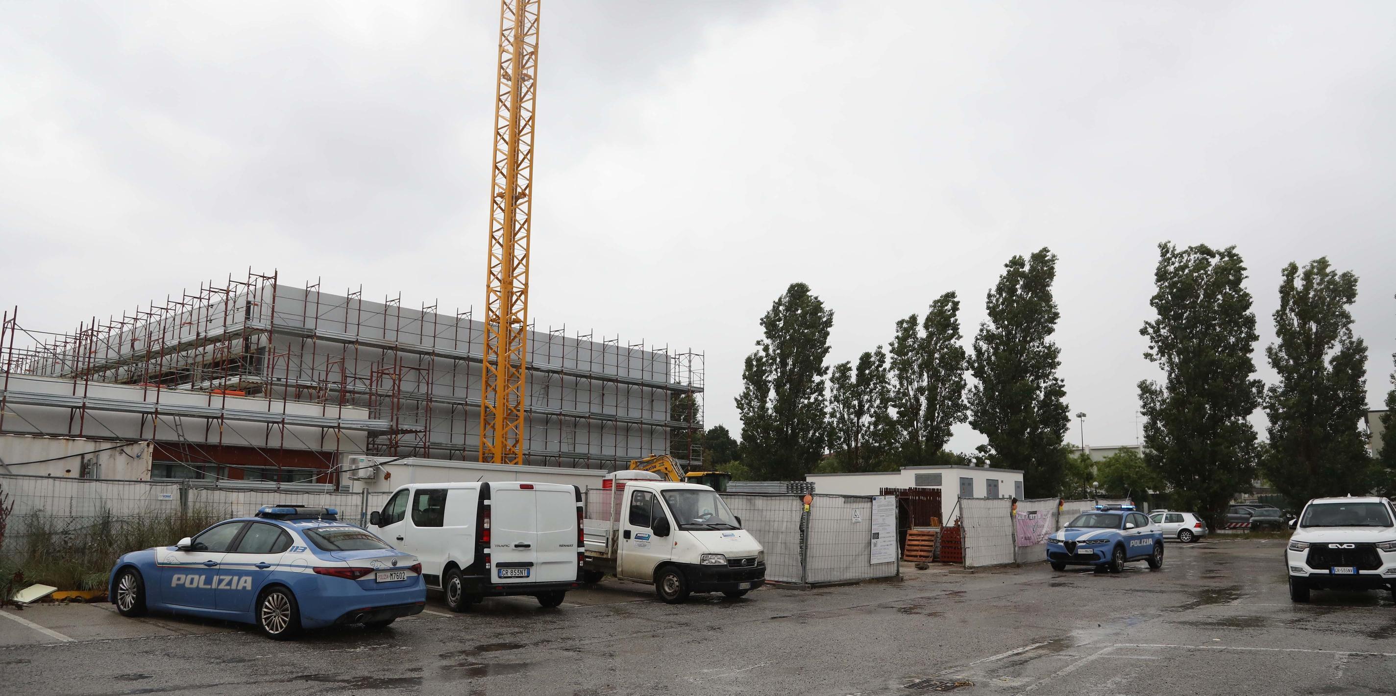 cade da tre metri grave operaio incidente sul lavoro in via marconi