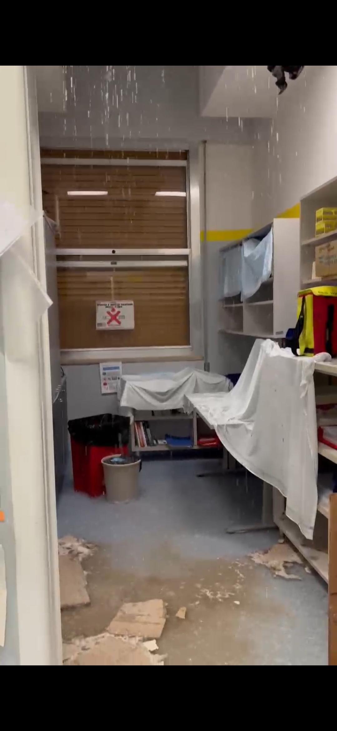 Nubifragio, paura e allagamenti: crolla controsoffitto dell’ospedale di Vignola Nubifragio, paura e allagamenti: crolla controsoffitto dell’ospedale di Vignola