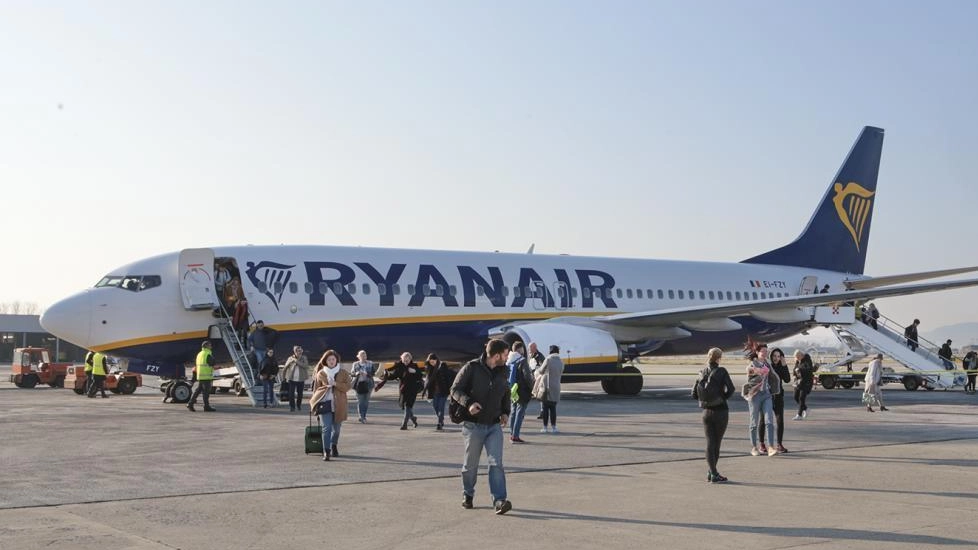 L'aeroporto Fellini registra un aumento del 23% dei passeggeri nei primi 4 mesi del 2024 rispetto allo stesso periodo del 2023. Il traffico aereo estero rappresenta il 67%, con l'Albania come principale mercato. Ryanair e Wizzair dominano il traffico commerciale. Il CEO di AIRiminum sottolinea il successo e gli investimenti per il futuro.