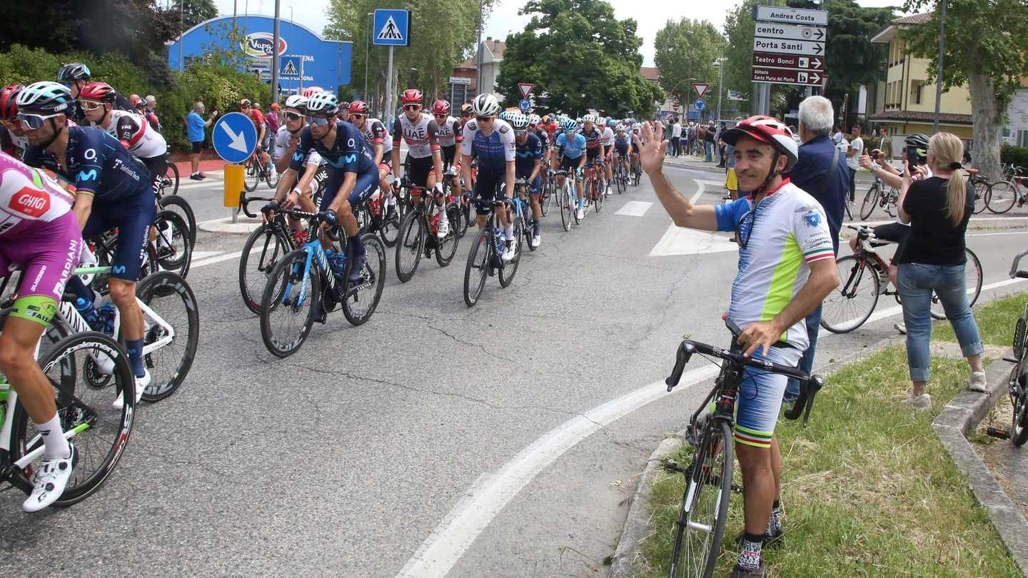 Il saluto ai ciclisti lungo la via Emilia in una precedente edizione (foto Luca Ravaglia)