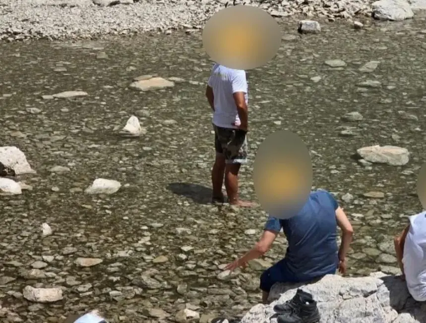 Lago di Pilato, turisti con i piedi a mollo