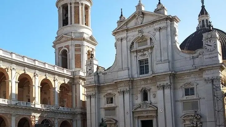 Loreto, turista scende dal bus e si accascia: è grave