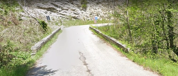 Tragedia ai confini tra Ascoli e Teramo lungo la provinciale Lisciano in località Gabbiano. A dare l’allarme lo zio che ha notato un tratto del parapetto del ponticello abbattuto
