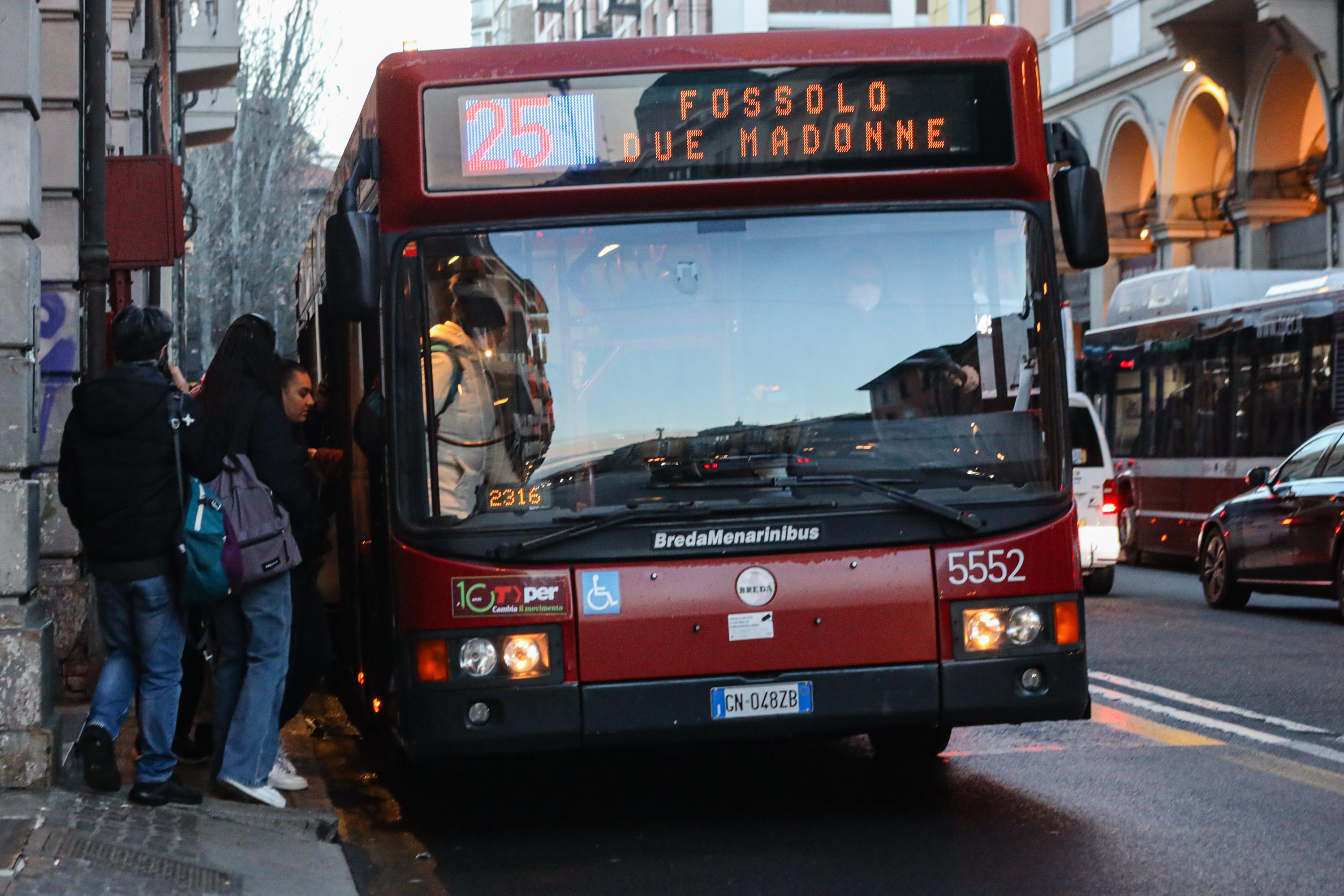 Bologna traffico da Ilrestodelcarlino.it Bologna traffico e disagi per lo sciopero dei bus Taxi introvabili