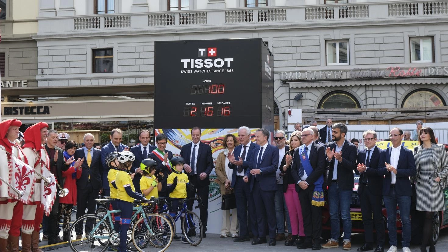 Firenze celebra il Tour de France 2024 con una festa che coinvolge istituzioni e appassionati, anticipando l'arrivo della prestigiosa competizione ciclistica sul territorio italiano.