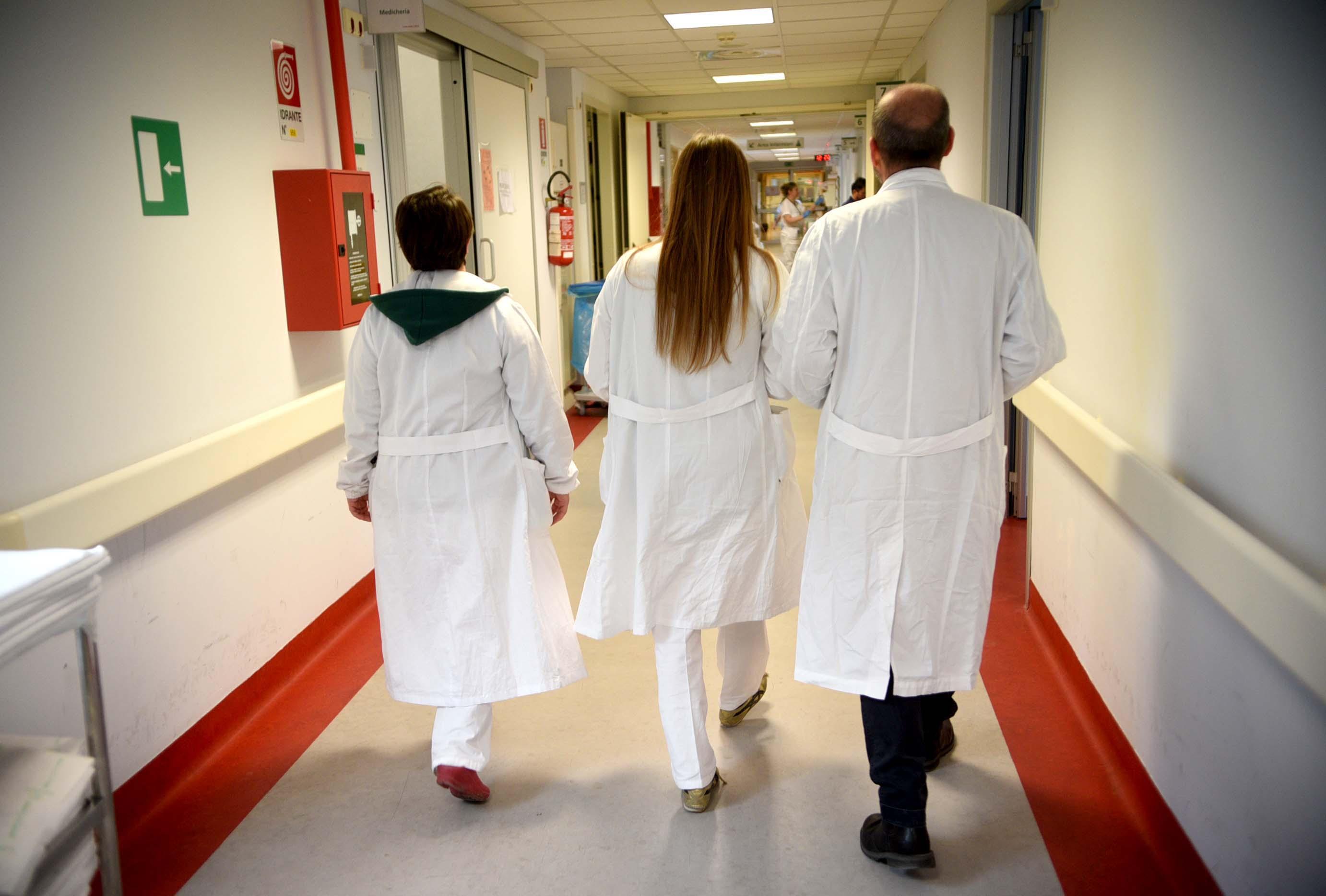 “Mi hanno violentata”. Donna portata in ospedale: sotto choc e con lividi “Mi hanno violentata”. Donna portata in ospedale: sotto choc e con lividi