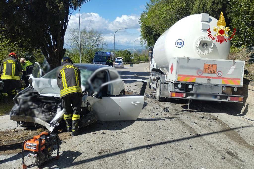 Incidente oggi da Ilrestodelcarlino.it Incidente oggi a Osimo tra auto e camion di gpl grave una donna