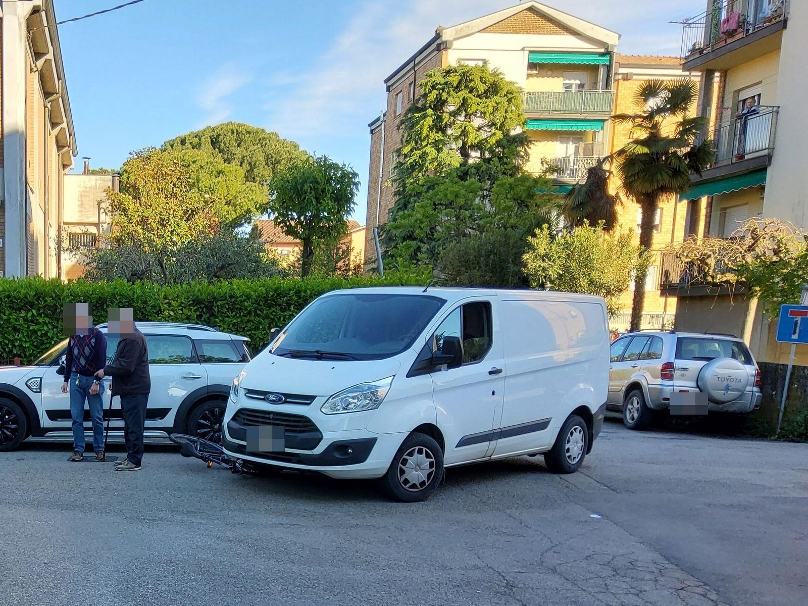 Incidente a Faenza: bambino di 10 anni investito in bici da un furgone