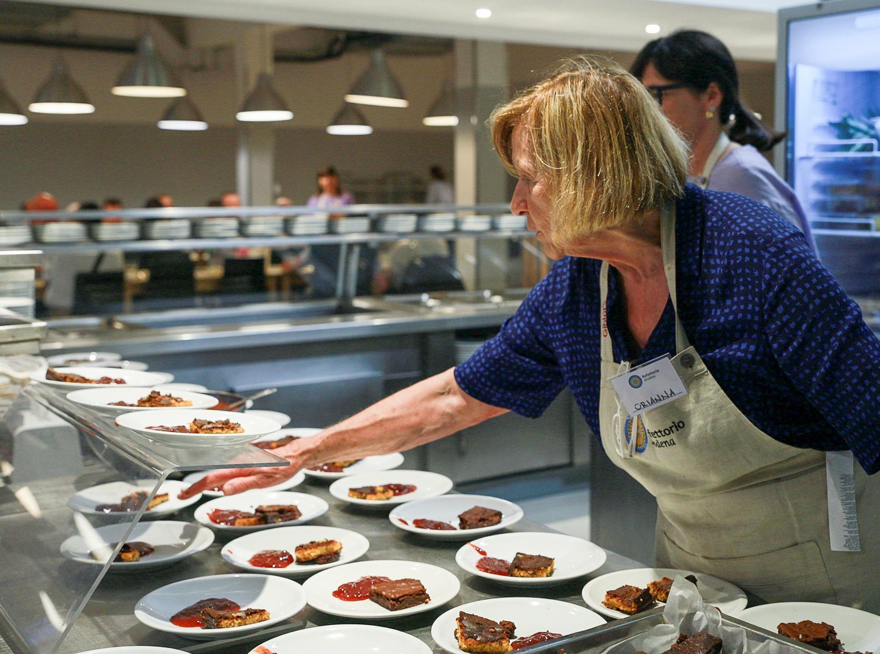 Refettorio, 4.500 pasti. E ora un progetto per aiutare gli anziani e i giovani con fragilità Refettorio, 4.500 pasti. E ora un progetto per aiutare gli anziani e i giovani con fragilità