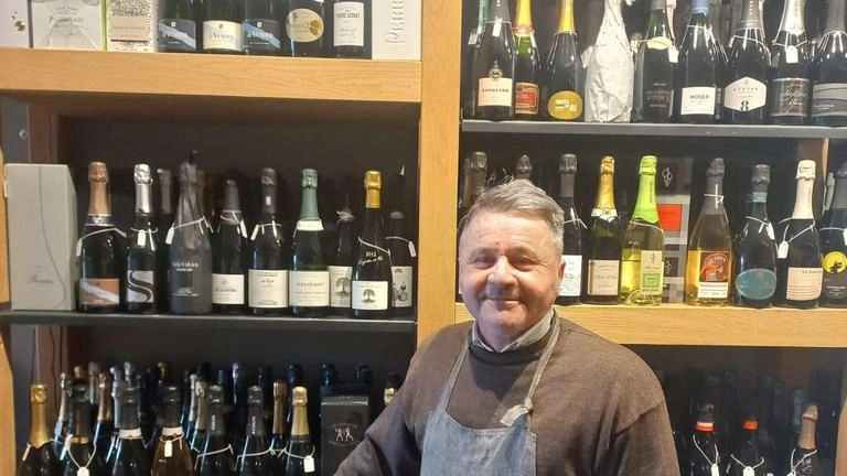 Il titolare di ‘Lenoteca wine bar’, in Paese, premiato a Firenze per la sua esperienza nel settore. "Un giorno il presidente di una maison a sorpresa mi ha chiesto di selezionare una bottiglia: l’ho convinto".