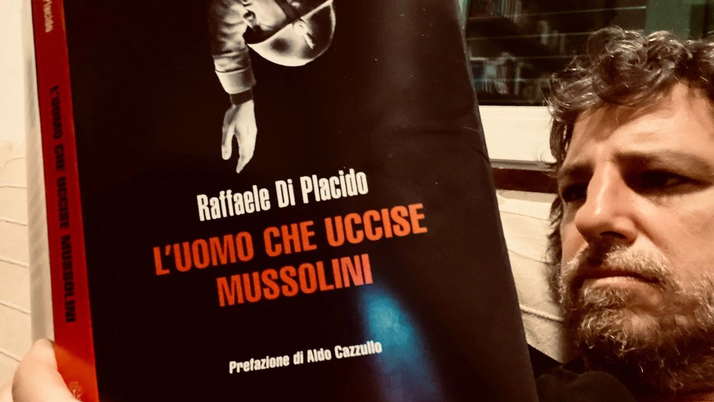 Raffaele Di Placido ha scritto ’L’uomo che uccise Mussolini’ che già molti in città hanno deciso di acquistare. " Una storia che mi ha molto colpito"