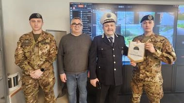 Il vicesindaco di Ferrara ringrazia il maresciallo e il Sergente Maggiore dell'Esercito per il loro impegno in Operazione Strade Sicure, sottolineando l'importanza della sicurezza cittadina.