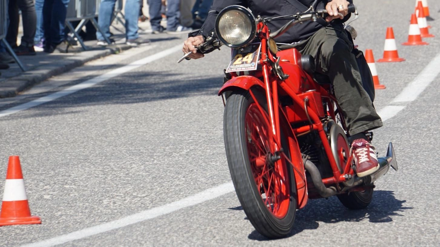 Il raduno dei bolidi. Sidecar e moto d’epoca colorano il circuito di San Pietro in Trento