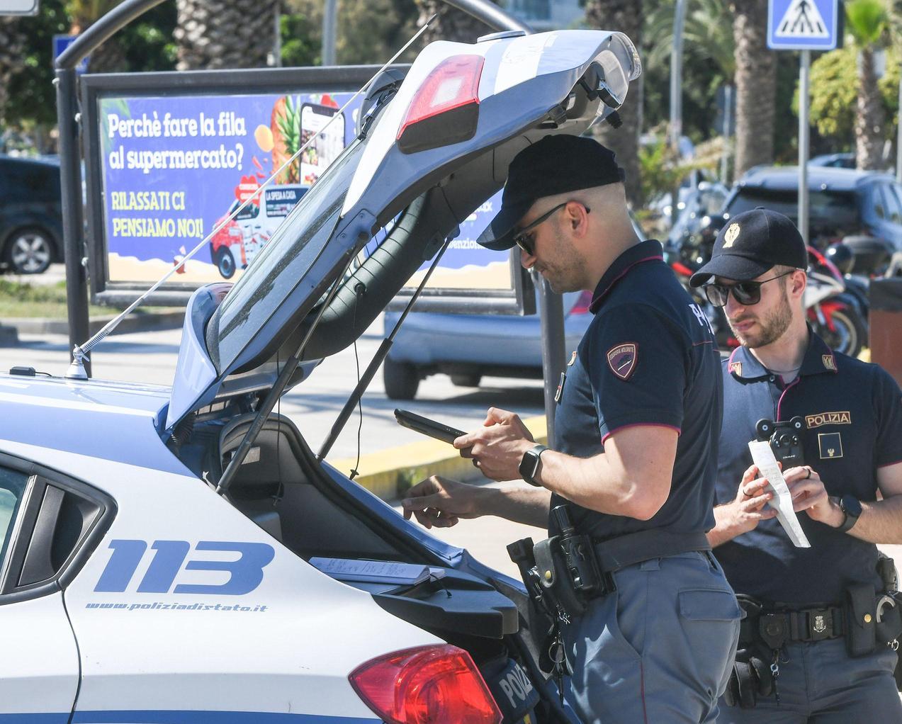 Molesta i clienti nel locale. E se la prende con la polizia Molesta i clienti nel locale. E se la prende con la polizia