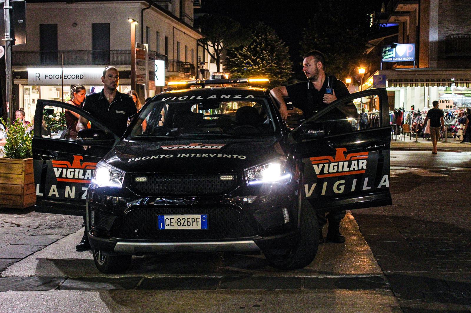 Furti, vandalismi, degrado: a Rimini negozi e hotel arruolano 200 vigilantes Furti, vandalismi, degrado: a Rimini negozi e hotel arruolano 200 vigilantes