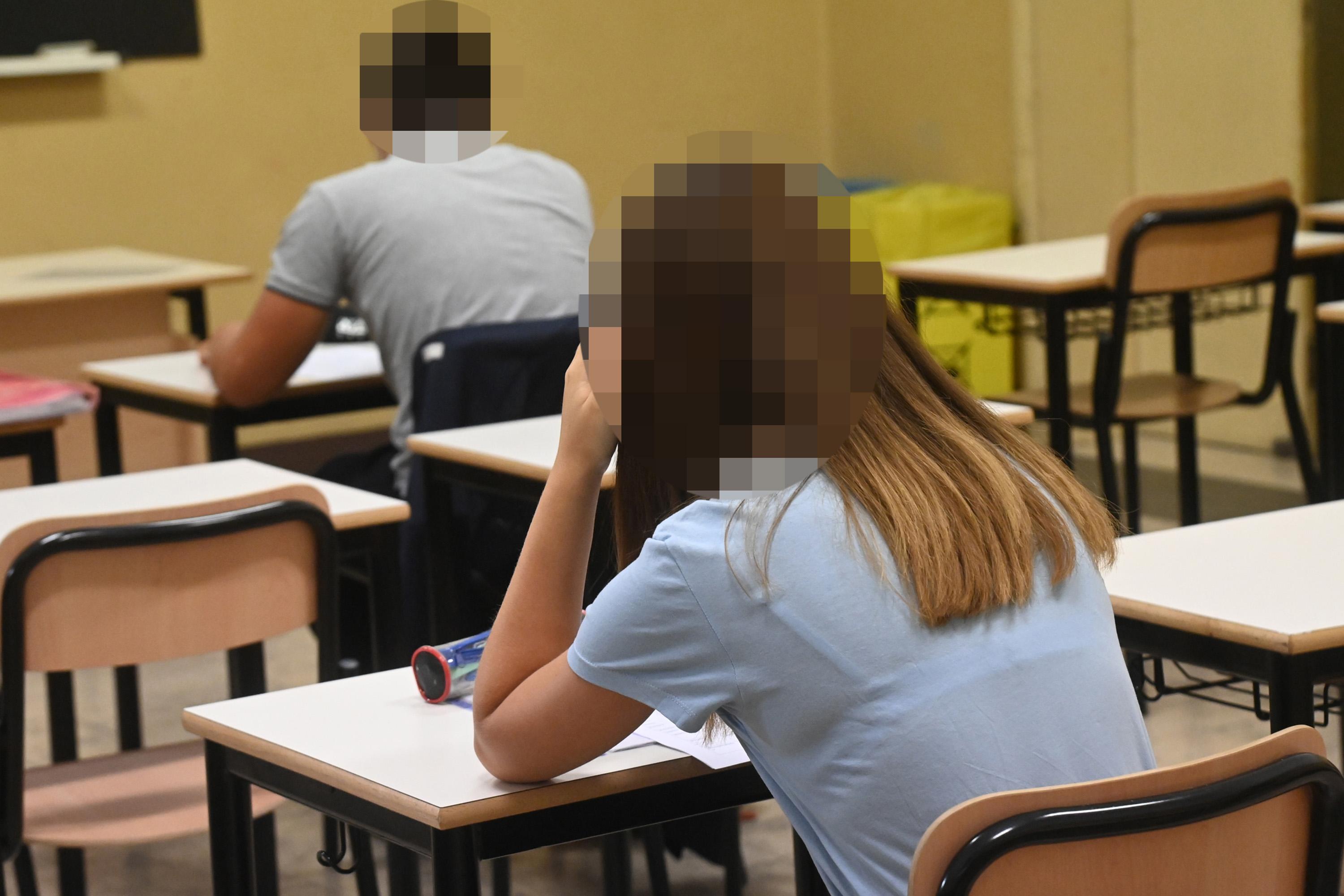 “Non scoprite la pancia, i maschi vi guardano”. Frase della prof scatena il caso “Non scoprite la pancia, i maschi vi guardano”. Frase della prof scatena il caso