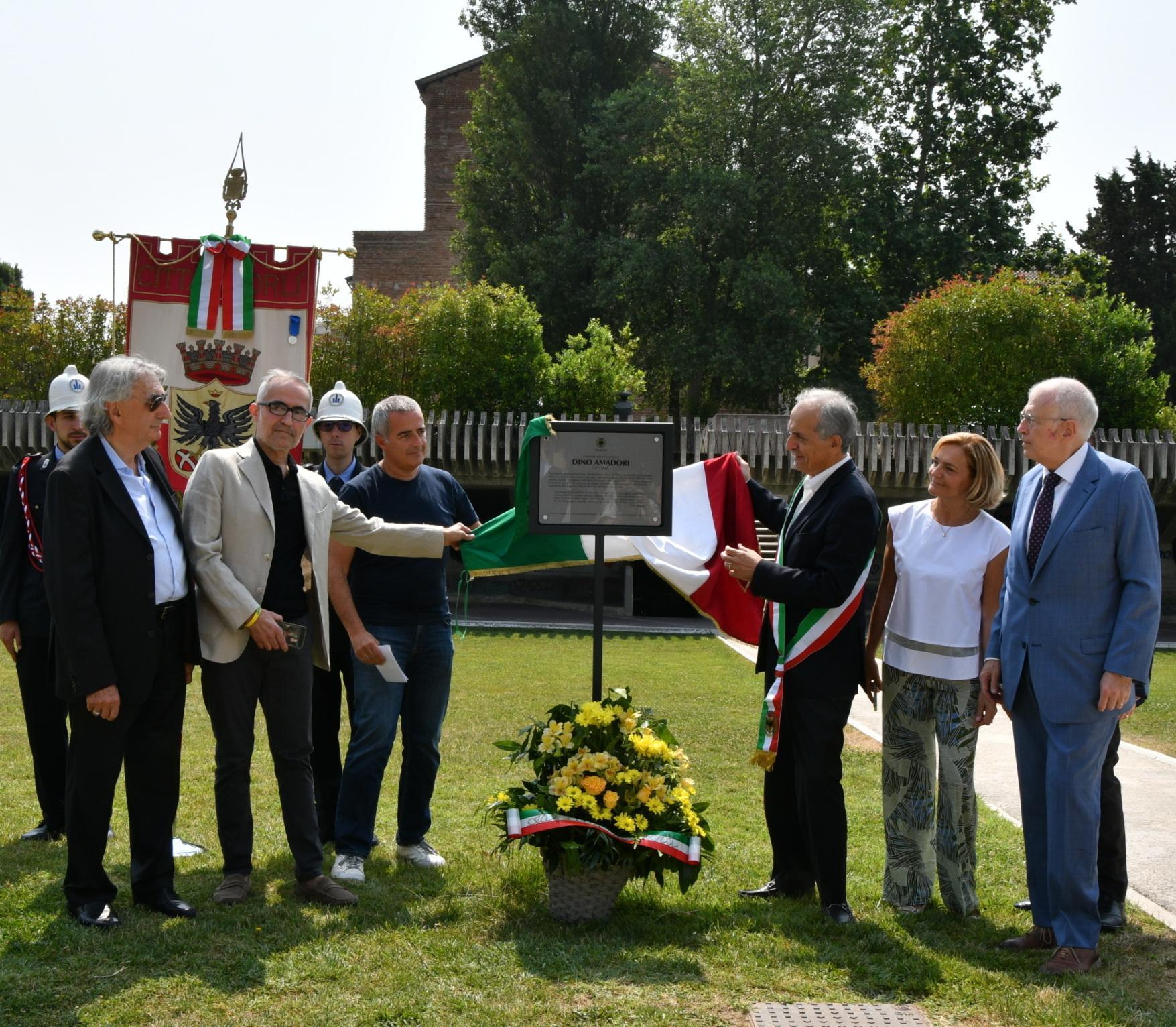 Giardini Dino Amadori. L’omaggio all’oncologo: "Un grande uomo sensibile verso i malati" Giardini Dino Amadori. L’omaggio all’oncologo: "Un grande uomo sensibile verso i malati"