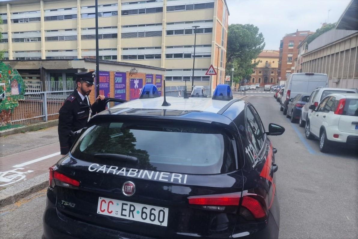 Sorpreso a spacciare vicino a una scuola, arrestato pusher 55enne