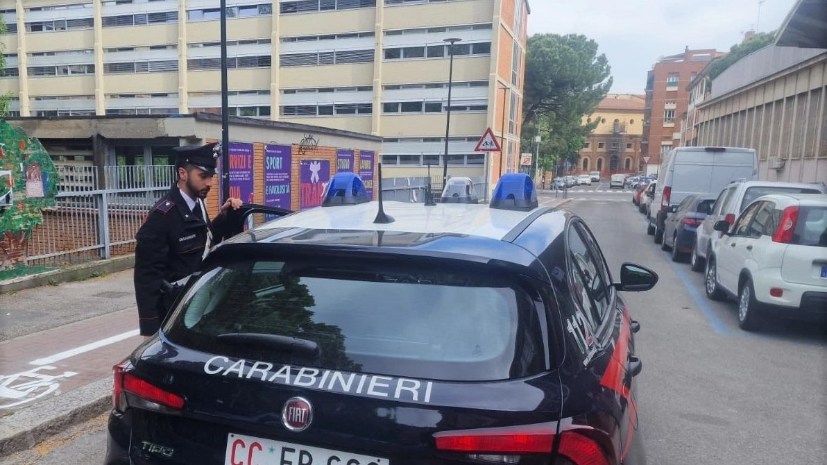 I carabinieri hanno notato l'uomo vendere un pezzo di hashish nel giardino adiacente all’Istituto Comprensivo 17 Gandino-Guidi
