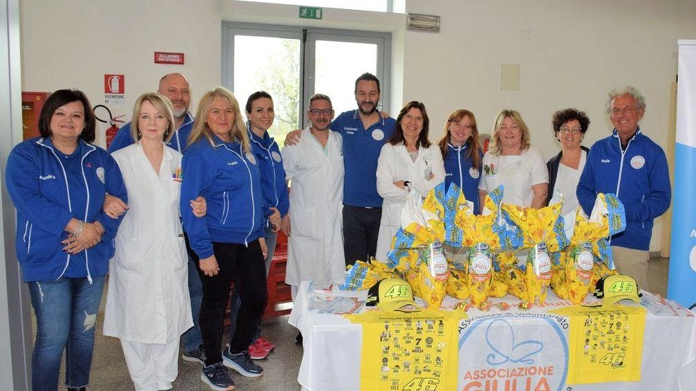L'Associazione Giulia di Ferrara porta tradizionali uova di Pasqua ai piccoli pazienti dell'ospedale di Cona, accolti dal personale medico. Iniziative lodevoli per donare sorrisi ai bambini ricoverati.