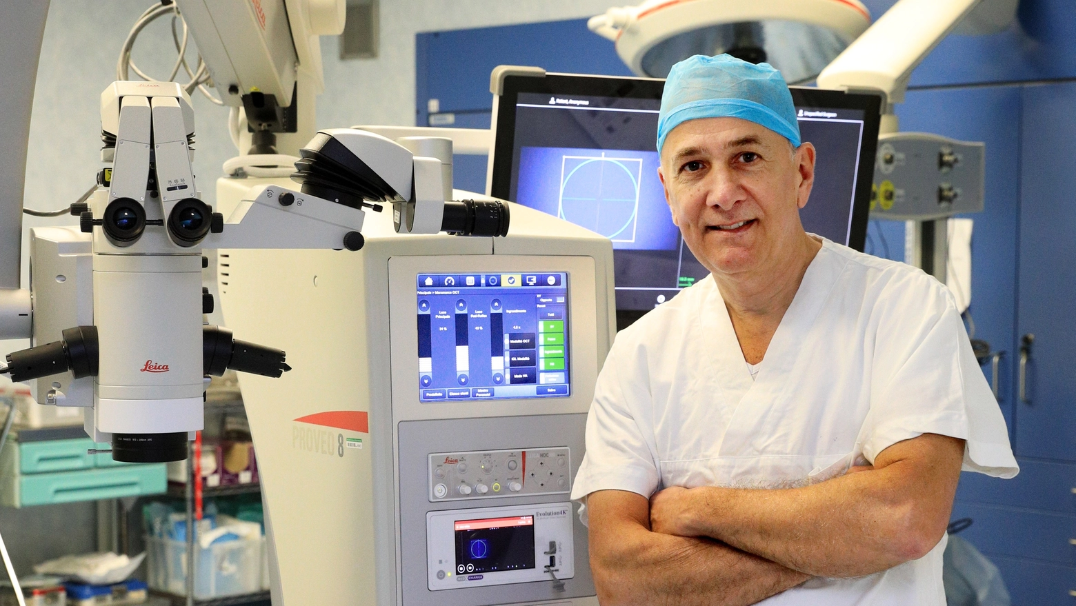 Il prof. Luigi Fontana in posa davanti al nuovo microscopio per i trapianti di cornea