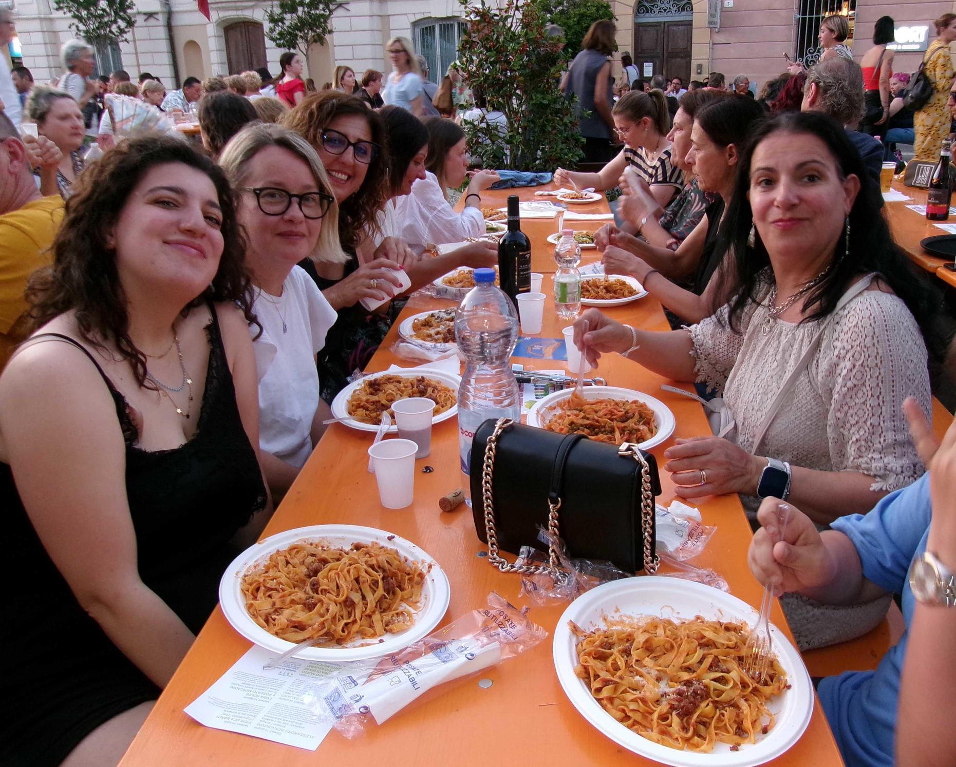 Le tagliatelle fanno gola a tutti. In 2mila a tavola a San Mauro Pascoli Le tagliatelle fanno gola a tutti. In 2mila a tavola a San Mauro Pascoli