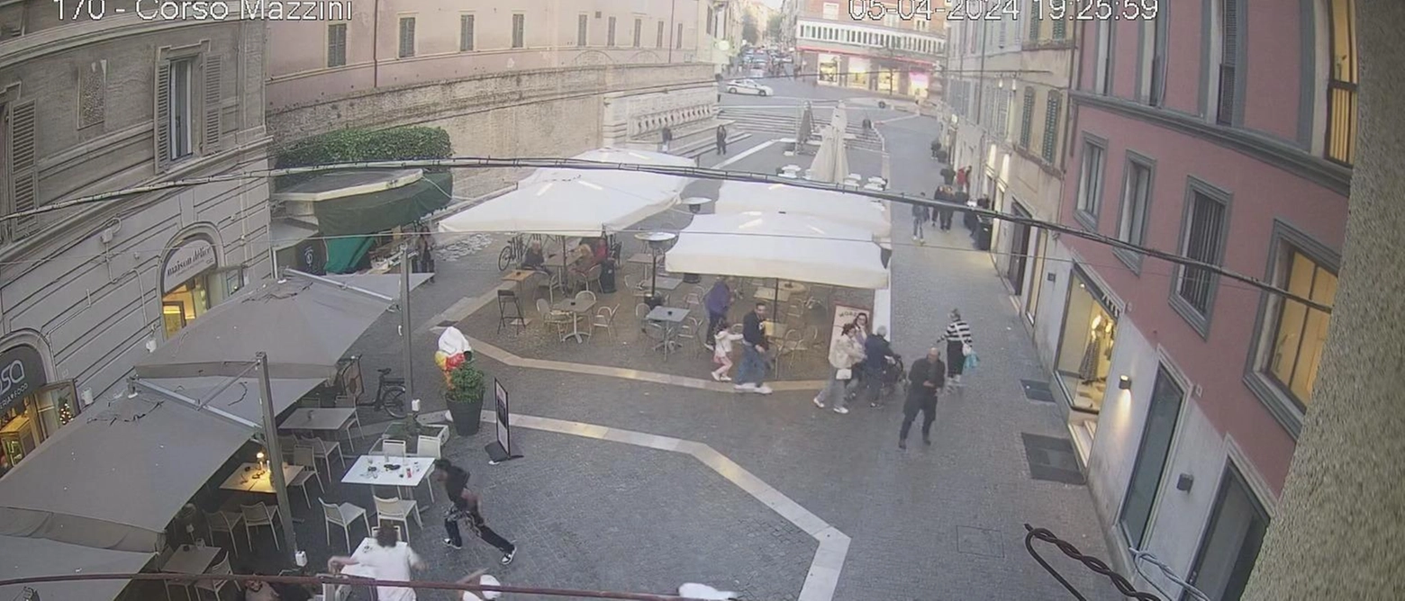 E’ accaduto tre giorni fa in via Menicucci, un edicolante ha dato l’allarme "Ci sono solo le telecamere dei negozi e non quelle pubbliche". I carabinieri visionano i filmati. Una residente: "Situazione fuori controllo".