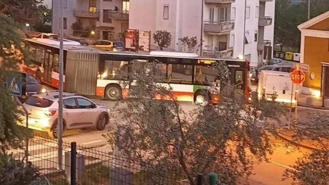 Incidente a Montemarciano: autobus bloccato incastrato all'incrocio, tensione tra conducenti e disagi per automobilisti. Richiesta di interventi per migliorare la sicurezza