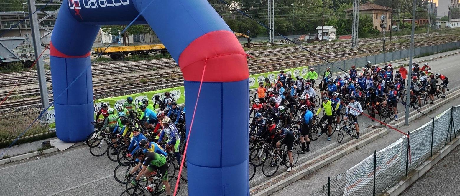 Il Giro della Romagna, parte del Circuito romagnolo, coinvolge 15.000 cicloturisti in una sfida di 161 km attraverso suggestivi territori romagnoli.