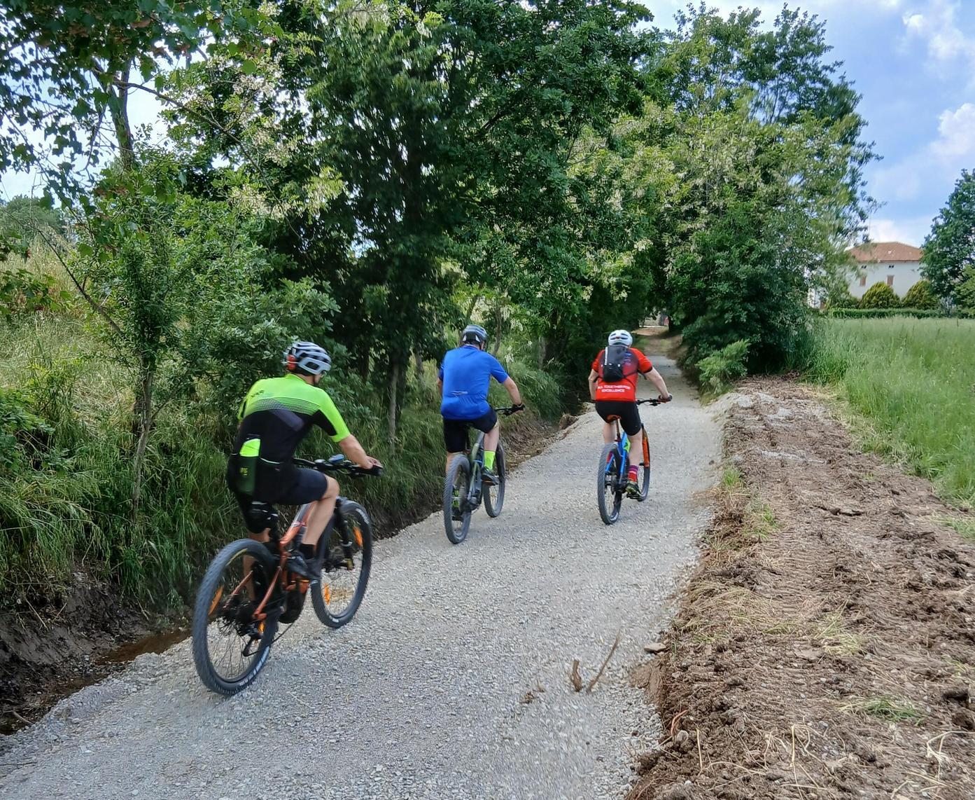 Borzano, ciclopedonale tra via Peri e via Cà Duchi è stata rimessa a nuovo Borzano, ciclopedonale tra via Peri e via Cà Duchi è stata rimessa a nuovo