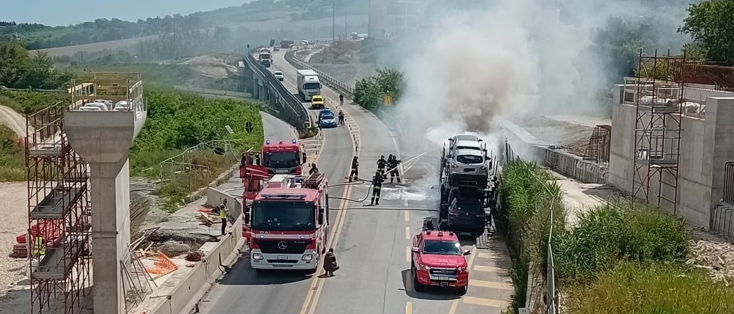 Ancona, spaventoso incendio sulla Variante: traffico in tilt