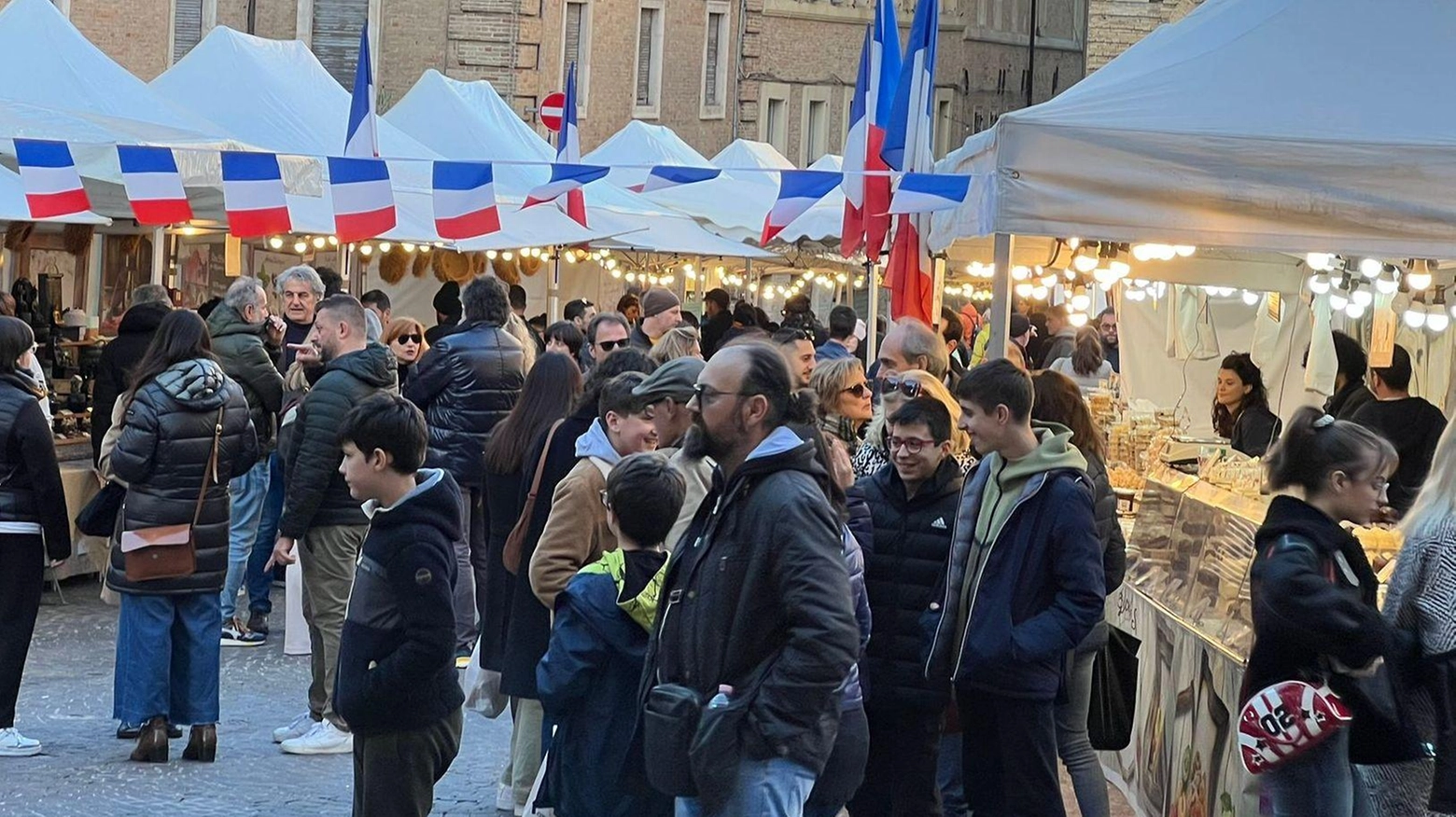 Bene il mercatino francese: "A giugno altre bancarelle in arrivo da Forte dei Marmi"
