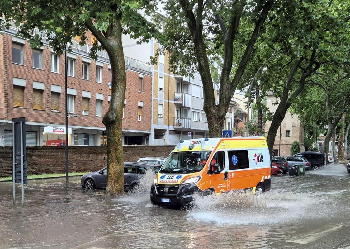 Torna l’incubo del maltempo. Vento forte e 100mm di pioggia. Esondano Pisciatello e Rigossa Torna l’incubo del maltempo. Vento forte e 100mm di pioggia. Esondano Pisciatello e Rigossa