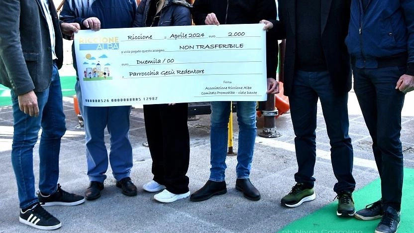 L'associazione Riccione Alba e il comitato d'area di viale Dante hanno raccolto 2mila euro per un nuovo parco giochi per bambini, grazie all'iniziativa legata al gioco del Lotto. La somma è stata consegnata al parroco per la rinascita del parco chiuso da vent'anni.