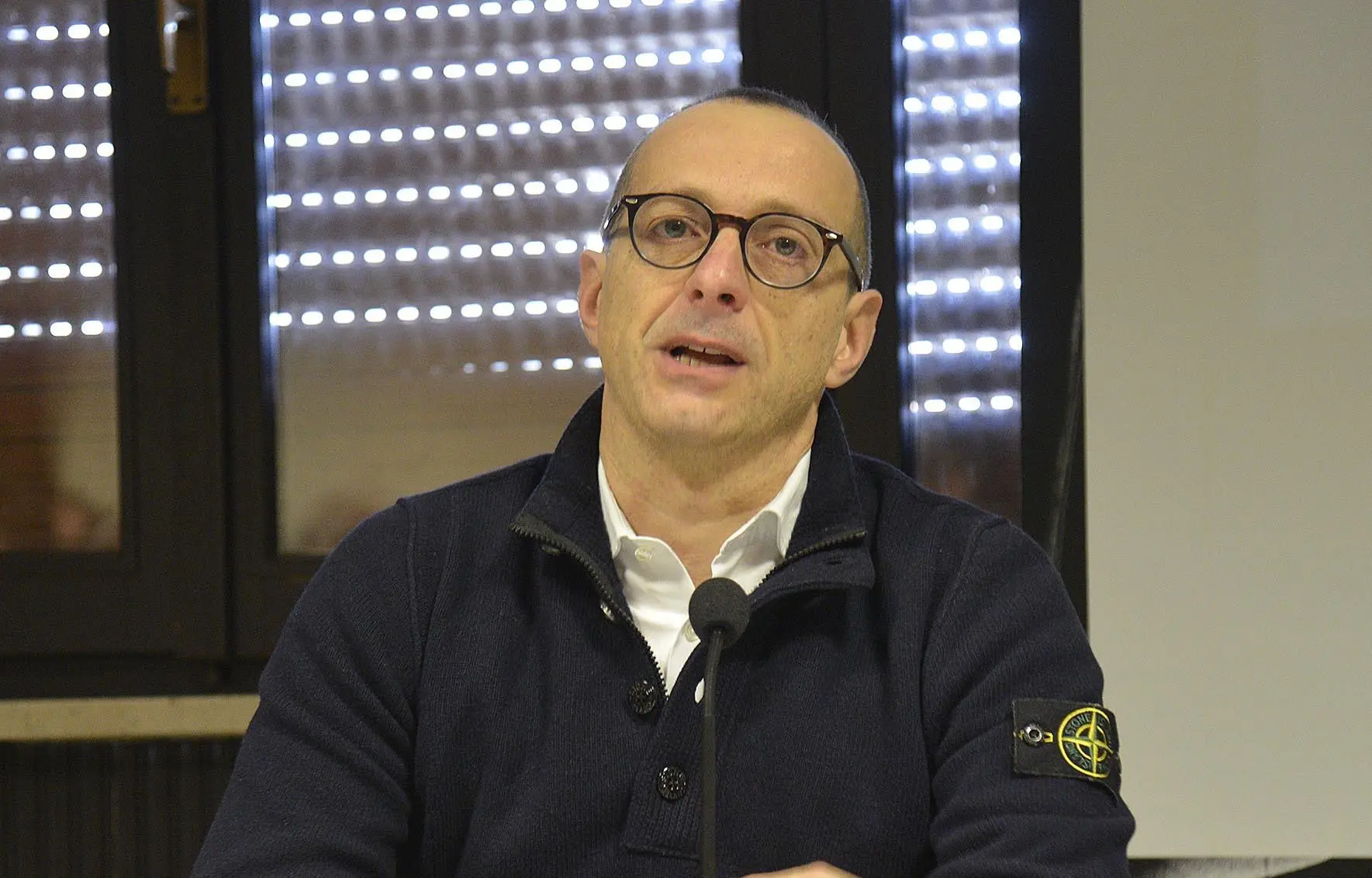 La corsa per le Regionali. Ricci e il suo doppio ruolo . Il centrodestra: "Si dimetta". Ma il Pd fa quadrato