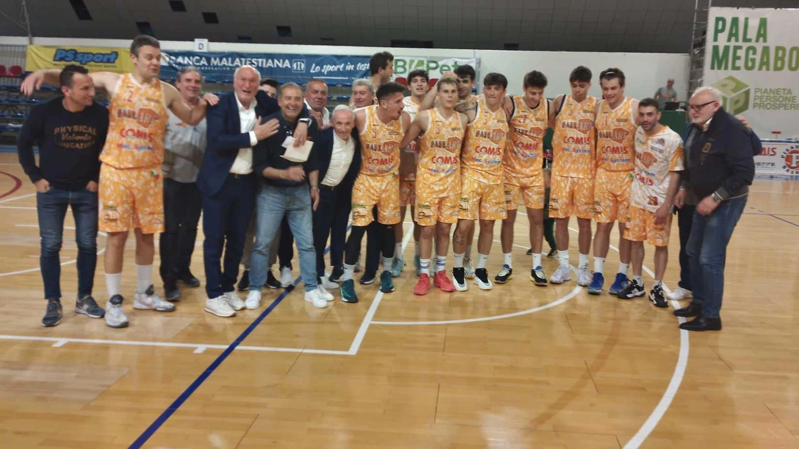Si è conclusa la seconda parte del campionato di serie B di basket Interregionale a Pesaro. I playoff per la promozione in B Nazionale inizieranno l'8 maggio. Squadre come Bramante e Loreto si preparano per sfide impegnative. Pisaurum saluta il coach dopo una stagione positiva.