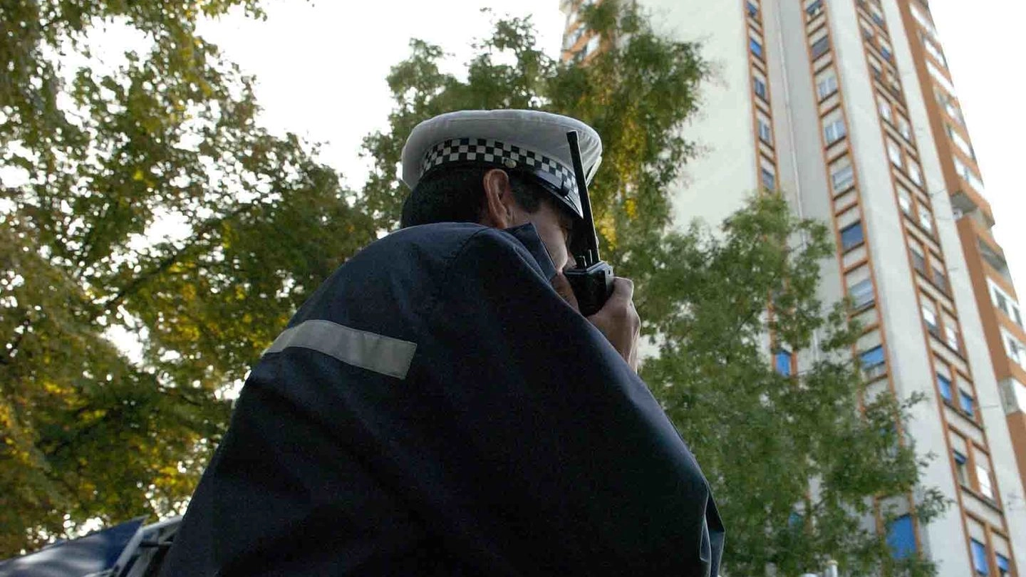 Agenti della polizia locale davanti al Grattacielo (foto d’archivio)