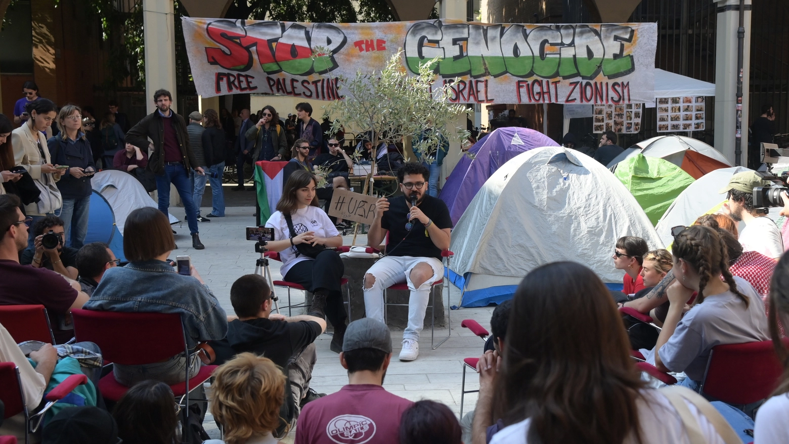 Zaki in piazza Scaravilli con il movimento dei giovani palestinesi (foto Schicchi)